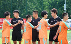 傅明亮相百队杯U15赛场，世界杯裁判亲执青少年赛事引热议